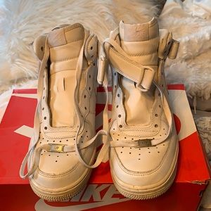 Women’s size 8 High top white air forces.
